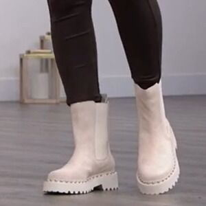 Vince Camuto Women's Meendey Chelsea Pull On Bootie Boot Size 9M Milky White NIB